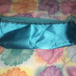 Straightener/curler bag and heat protector